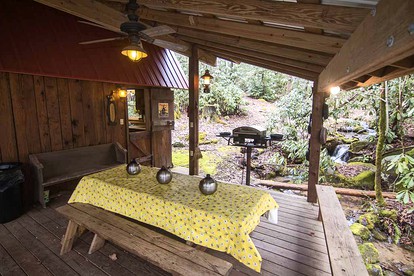 Secluded Two-Bedroom Barn near Lake Santeetlah, North Carolina - Robbinsville, North Carolina - glamping.directory