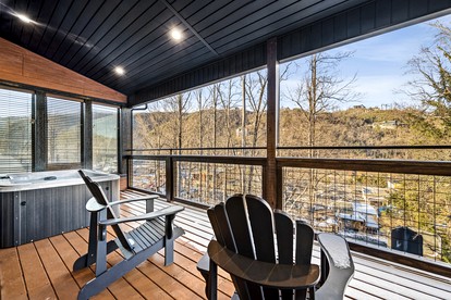 Gorgeous Modern Cabin with Hot-tub and Great Views in Gatlinburg, Tennessee - Gatlinburg, Tennessee - glamping.directory