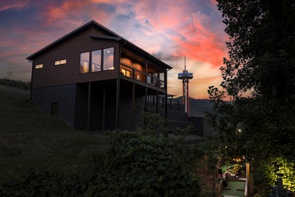 Gorgeous Modern Cabin with Hot-tub and Great Views in Gatlinburg, Tennessee - Gatlinburg, Tennessee - glamping.directory