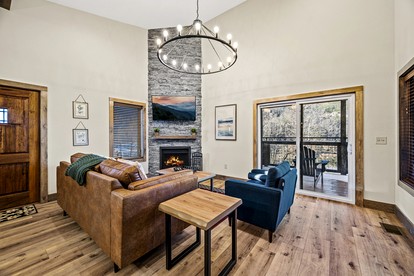 Gorgeous Modern Cabin with Hot-tub and Great Views in Gatlinburg, Tennessee - Gatlinburg, Tennessee - glamping.directory