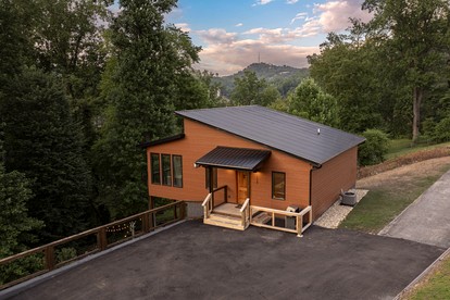 Gorgeous Modern Cabin with Hot-tub and Great Views in Gatlinburg, Tennessee - glamping.directory