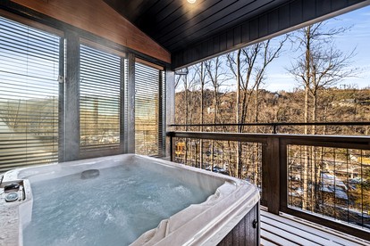 Gorgeous Modern Cabin with Hot-tub and Great Views in Gatlinburg, Tennessee - Gatlinburg, Tennessee - glamping.directory