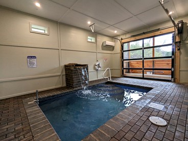 Wonderful Cabin with Indoor Swimming Pool and Private Cinema in Pigeon Forge, Tennesse - Pigeon Forge, Tennessee - glamping.directory