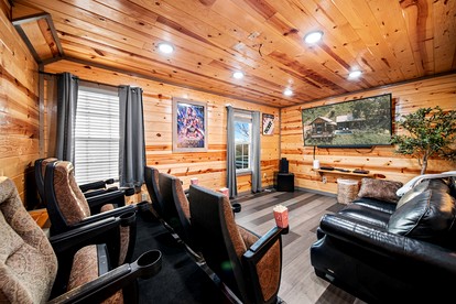 Glorious Wooden Cabin with Swimming Pool in Pigeon Forge, Tennessee - Pigeon Forge, Tennessee - glamping.directory