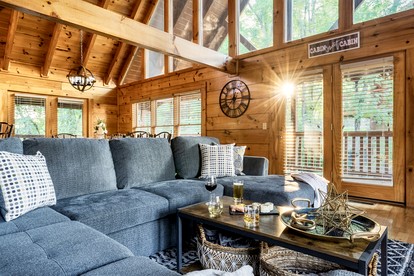 Glorious Wooden Cabin with Swimming Pool in Pigeon Forge, Tennessee - Pigeon Forge, Tennessee - glamping.directory
