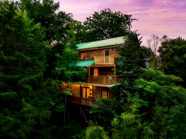 Glorious Wooden Cabin with Swimming Pool in Pigeon Forge, Tennessee - Pigeon Forge, Tennessee - glamping.directory