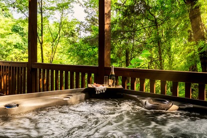 Glorious Wooden Cabin with Swimming Pool in Pigeon Forge, Tennessee - Pigeon Forge, Tennessee - glamping.directory