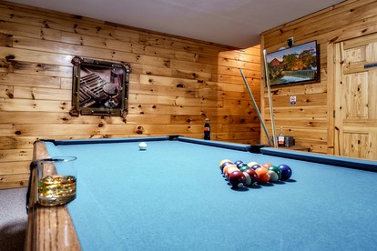 Glorious Wooden Cabin with Swimming Pool in Pigeon Forge, Tennessee - Pigeon Forge, Tennessee - glamping.directory