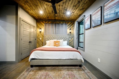 Luxury Forest Cabin with Hot Tub, Fire Pit & Game Room Near Broken Bow Lake, Broken Bow, Oklahoma - Broken Bow, Oklahoma - glamping.directory