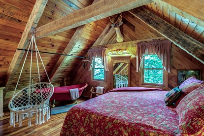 Incredible Cabin with Hot-tub, Fire Pit and Petting Zoo in Sugar Grove, North Carolina - Sugar Grove, North Carolina - glamping.directory