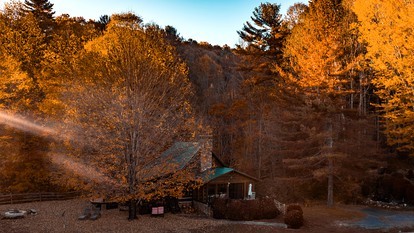 Incredible Cabin with Hot-tub, Fire Pit and Petting Zoo in Sugar Grove, North Carolina - Sugar Grove, North Carolina - glamping.directory