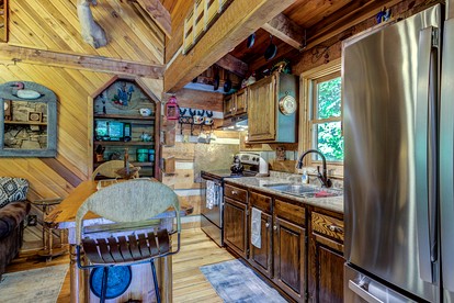 Incredible Cabin with Hot-tub, Fire Pit and Petting Zoo in Sugar Grove, North Carolina - Sugar Grove, North Carolina - glamping.directory