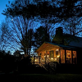 Incredible Cabin with Hot-tub, Fire Pit and Petting Zoo in Sugar Grove, North Carolina - Sugar Grove, North Carolina - glamping.directory