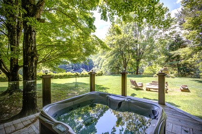 Incredible Cabin with Hot-tub, Fire Pit and Petting Zoo in Sugar Grove, North Carolina - Sugar Grove, North Carolina - glamping.directory
