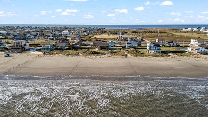 Cozy Beach House with Serene Sea Views for a Perfect Coastal Vacation in Galveston, Texas - Galveston, Texas - glamping.directory