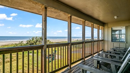Cozy Beach House with Serene Sea Views for a Perfect Coastal Vacation in Galveston, Texas - Galveston, Texas - glamping.directory
