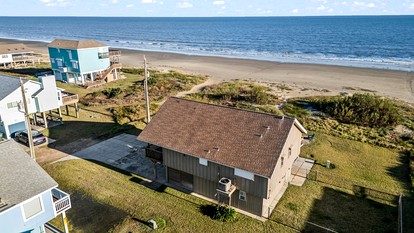 Cozy Beach House with Serene Sea Views for a Perfect Coastal Vacation in Galveston, Texas - glamping.directory