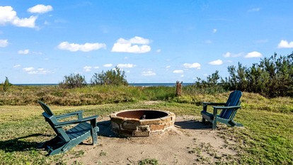 Cozy Beach House with Serene Sea Views for a Perfect Coastal Vacation in Galveston, Texas - Galveston, Texas - glamping.directory