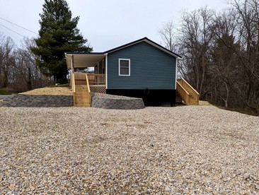 Fully-Equipped Tiny House for Four in Oak Hill, Ideal for Nature Getaways in West Virginia - glamping.directory
