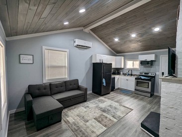 Fully-Equipped Tiny House for Four in Oak Hill, Ideal for Nature Getaways in West Virginia - Oak Hill, West Virginia - glamping.directory
