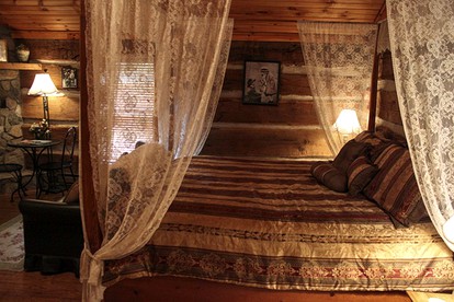 Romantic Cabin with a Jacuzzi in Maggie Valley, North Carolina - Maggie Valley, North Carolina - glamping.directory