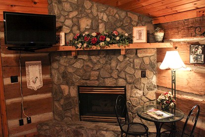 Romantic Cabin with a Jacuzzi in Maggie Valley, North Carolina - Maggie Valley, North Carolina - glamping.directory