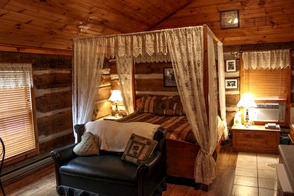 Romantic Cabin with a Jacuzzi in Maggie Valley, North Carolina - Maggie Valley, North Carolina - glamping.directory