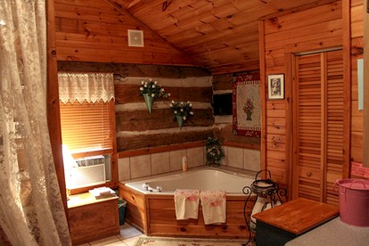 Romantic Cabin with a Jacuzzi in Maggie Valley, North Carolina - Maggie Valley, North Carolina - glamping.directory