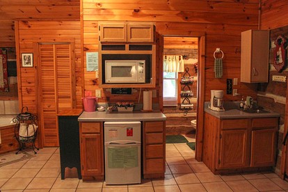 Romantic Cabin with a Jacuzzi in Maggie Valley, North Carolina - Maggie Valley, North Carolina - glamping.directory
