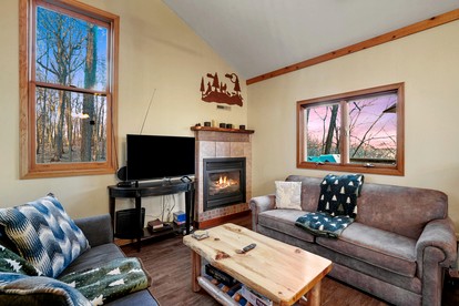 Tranquil Secluded Cabin with Private Deck, Hot-Tub, Pool Table and Views in Ohio - Amanda, Ohio - glamping.directory