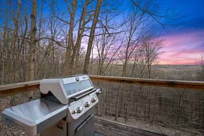 Tranquil Secluded Cabin with Private Deck, Hot-Tub, Pool Table and Views in Ohio - Amanda, Ohio - glamping.directory