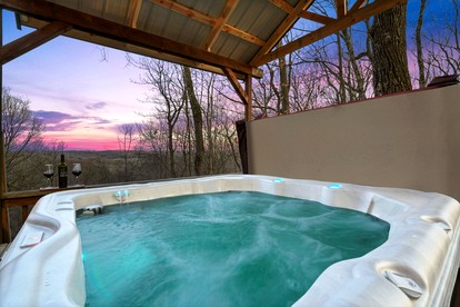 Tranquil Secluded Cabin with Private Deck, Hot-Tub, Pool Table and Views in Ohio - Amanda, Ohio - glamping.directory