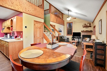 Tranquil Secluded Cabin with Private Deck, Hot-Tub, Pool Table and Views in Ohio - Amanda, Ohio - glamping.directory