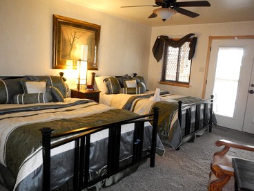 Idyllic Lakefront Log Cabin with Hot Tub and Boat Dock on Lake Ouachita Marina in Mount Ida, Arkansas - Mount Ida, Arkansas - glamping.directory