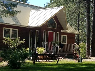 Gorgeous Cabin Rental on 10 Acres in Coeur D'Alene Mountains, Idaho - glamping.directory