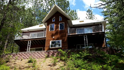 Gorgeous Cabin Rental on 10 Acres in Coeur D'Alene Mountains, Idaho - Pinehurst, Idaho - glamping.directory