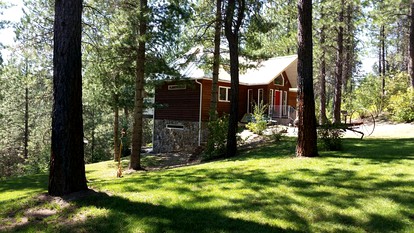 Gorgeous Cabin Rental on 10 Acres in Coeur D'Alene Mountains, Idaho - Pinehurst, Idaho - glamping.directory