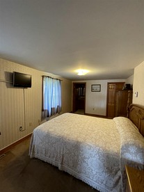 Cozy Lake Front Cabin with Private Beach Access and Stunning Views of Sebago Lake in Frye Island, Maine - Standish, Maine - glamping.directory