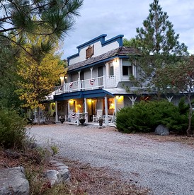 Warm and Cozy Rooms at a Secluded Bed and Breakfast in Northern Washington - Tonasket, Washington - glamping.directory
