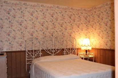Warm and Cozy Rooms at a Secluded Bed and Breakfast in Northern Washington - Tonasket, Washington - glamping.directory