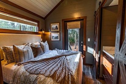 Peaceful Pine Tiny House Retreat with Private Hot Tub & Mountain Views Near South Cumberland State Park, Monteagle, TN - Monteagle, Tennessee - glamping.directory