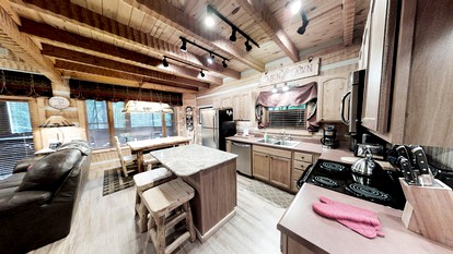 Secluded Nature Cabin with Pool Table, Spa and Fireplace in Sevierville, Tennessee - Sevierville, Tennessee - glamping.directory