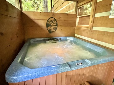 Secluded Nature Cabin with Pool Table, Spa and Fireplace in Sevierville, Tennessee - Sevierville, Tennessee - glamping.directory