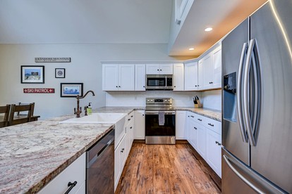 Luxury Mountain Townhouse with Private Hot Tub Near Cranmore Mountain Resort, North Conway, New Hampshire - North Conway, New Hampshire - glamping.directory