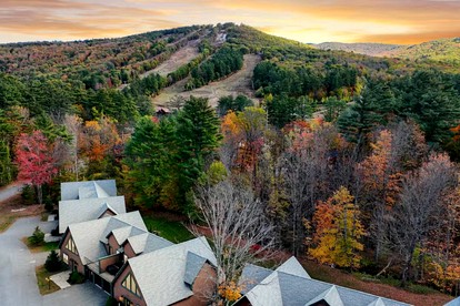 Luxury Mountain Townhouse with Private Hot Tub Near Cranmore Mountain Resort, North Conway, New Hampshire - North Conway, New Hampshire - glamping.directory