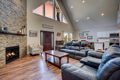 Luxury Mountain Townhouse with Private Hot Tub Near Cranmore Mountain Resort, North Conway, New Hampshire - North Conway, New Hampshire - glamping.directory