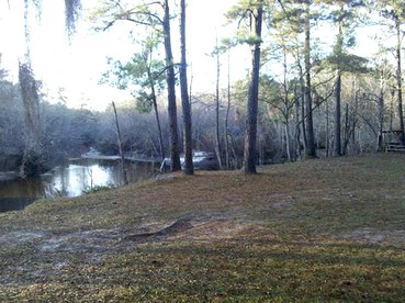 Rustic Cabin Rental on the Great Satilla River near Okefenokee Swamp Park, Georgia - Brunswick, Georgia - glamping.directory