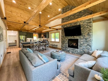 Breathtaking Cabin with Fireplace and Hot-tub in Bartlett, New Hampshire - Bartlett, New Hampshire - glamping.directory