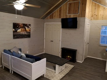 Romantic Granbury Cabin Ideal for a Texas Getaway - Granbury, Texas - glamping.directory