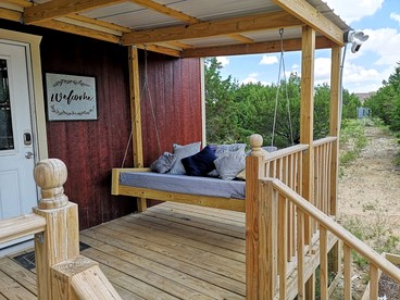 Romantic Granbury Cabin Ideal for a Texas Getaway - Granbury, Texas - glamping.directory